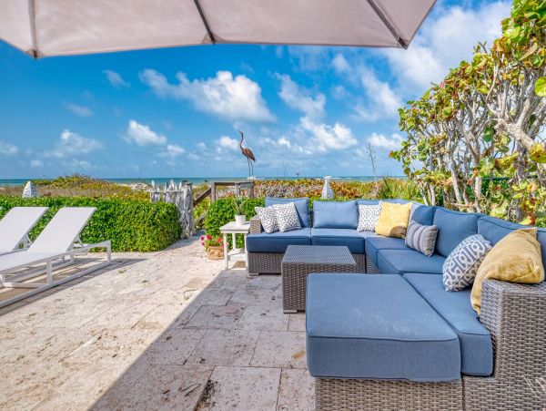 Indian Rocks Beach Beach House Pool, Hot Tub, Main House Guest Cottage
