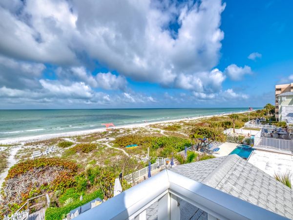Indian Rocks Beach Beach House Pool, Hot Tub, Main House Guest Cottage