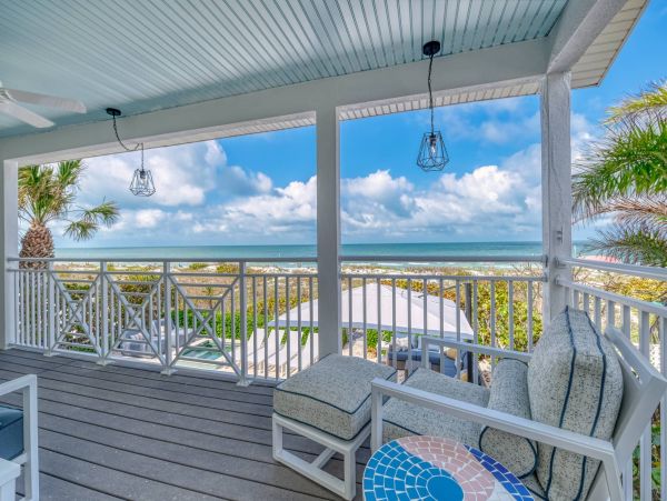 Indian Rocks Beach Beach House Pool, Hot Tub, Main House Guest Cottage