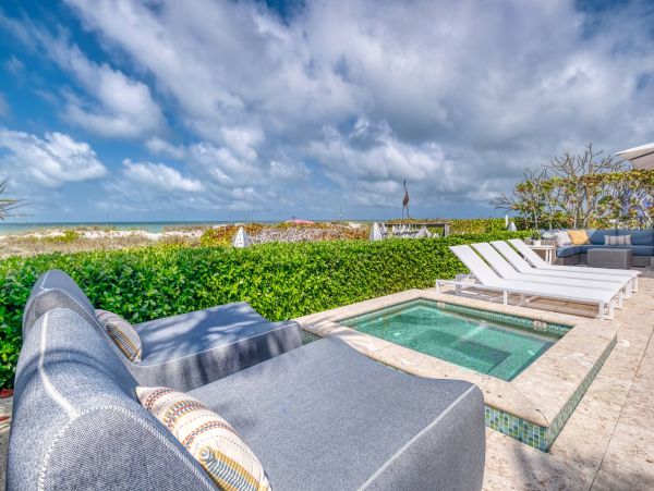 Indian Rocks Beach Beach House Pool, Hot Tub, Main House Guest Cottage