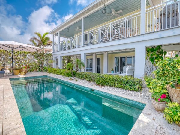 Indian Rocks Beach Beach House Pool, Hot Tub, Main House Guest Cottage