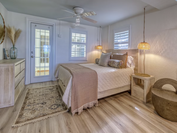 Indian Rocks Beach Beach House Pool, Hot Tub, Main House Guest Cottage