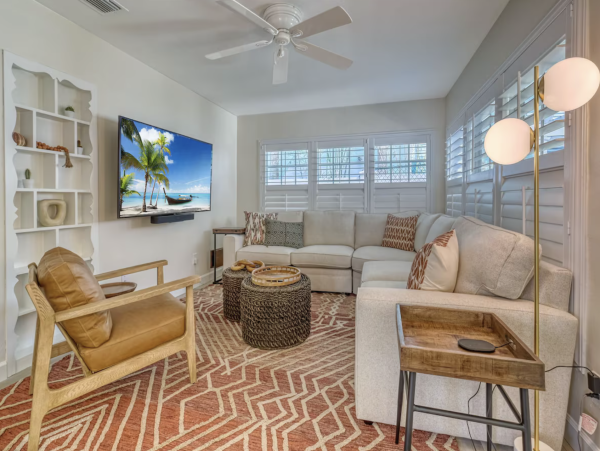 Indian Rocks Beach Beach House Pool, Hot Tub, Main House Guest Cottage