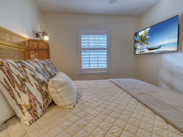 Indian Rocks Beach Beach House Pool, Hot Tub, Main House Guest Cottage