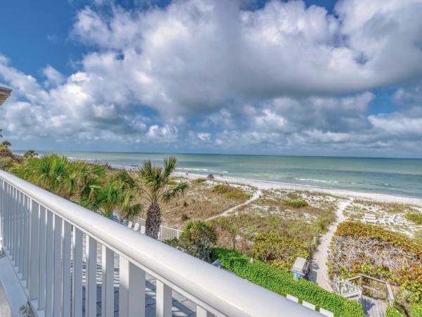 Indian Rocks Beach Beach House Pool, Hot Tub, Main House Guest Cottage