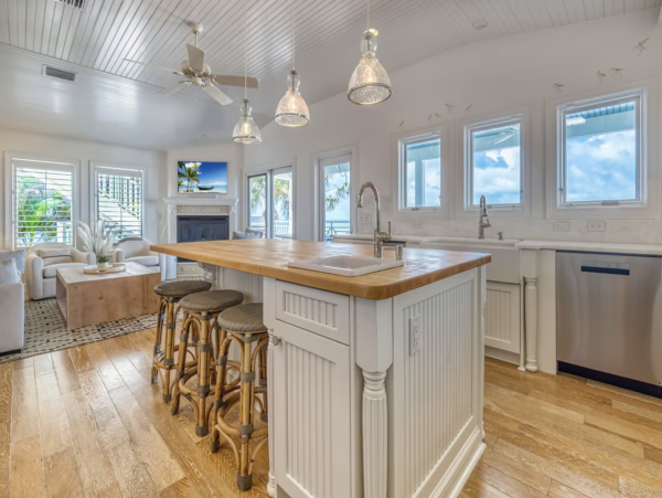 Indian Rocks Beach Beach House Pool, Hot Tub, Main House Guest Cottage
