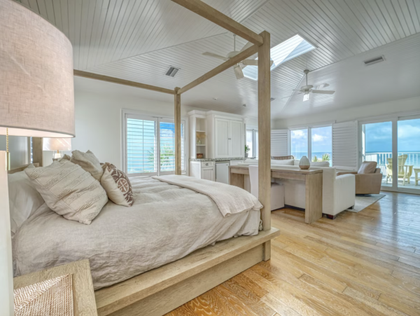 Indian Rocks Beach Beach House Pool, Hot Tub, Main House Guest Cottage