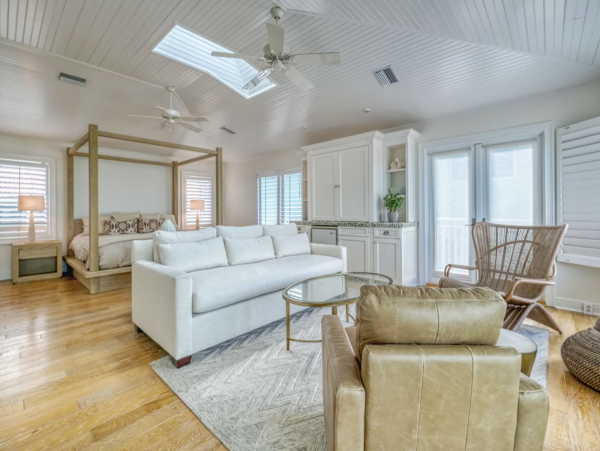 Indian Rocks Beach Beach House Pool, Hot Tub, Main House Guest Cottage