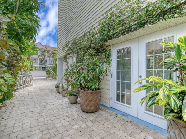Indian Rocks Beach Beach House Pool, Hot Tub, Main House Guest Cottage