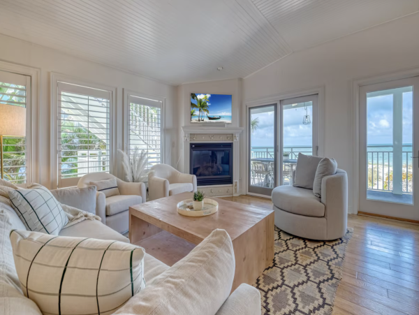 Indian Rocks Beach Beach House Pool, Hot Tub, Main House Guest Cottage