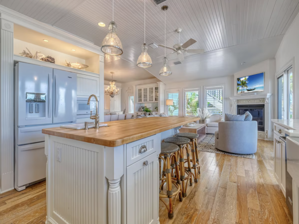Indian Rocks Beach Beach House Pool, Hot Tub, Main House Guest Cottage