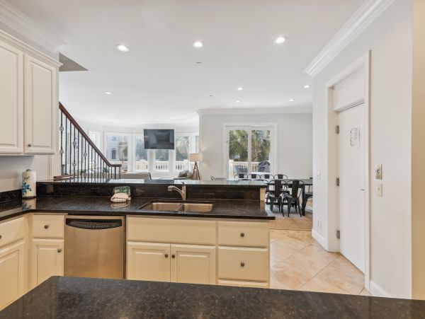 Seven Bedroom Luxury Two Minute Walk To Beach!!!