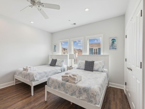 Seven Bedroom Luxury Two Minute Walk To Beach!!!