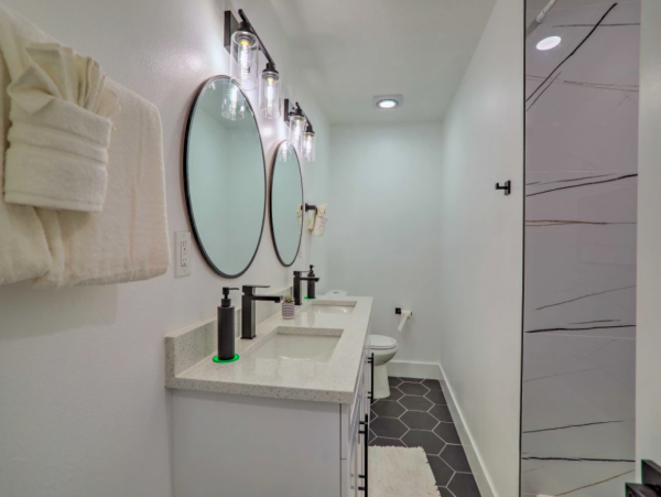 Modern Four Bedroom Vacation Home with Pool in Largo