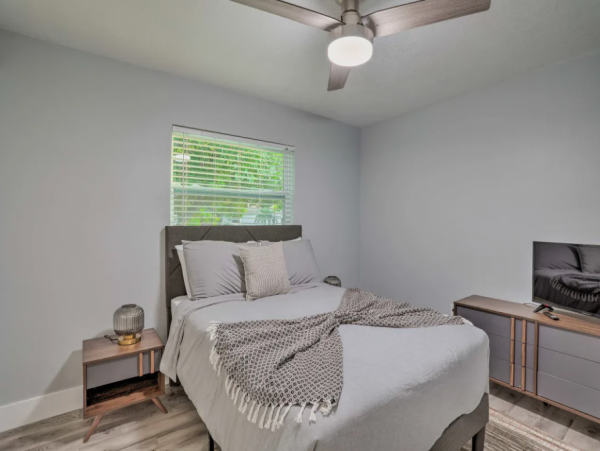 Modern Four Bedroom Vacation Home with Pool in Largo