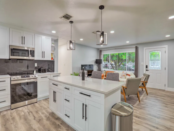 Modern Four Bedroom Vacation Home with Pool in Largo