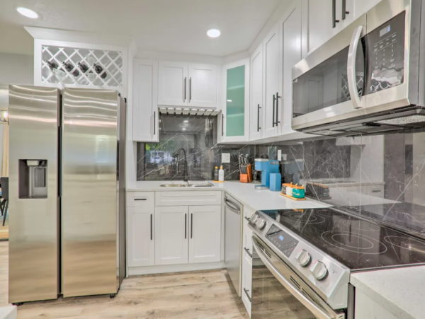 Modern Four Bedroom Vacation Home with Pool in Largo