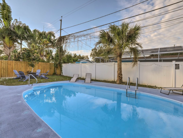 Modern Four Bedroom Vacation Home with Pool in Largo