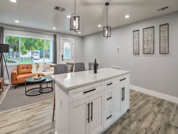 Modern Four Bedroom Vacation Home with Pool in Largo
