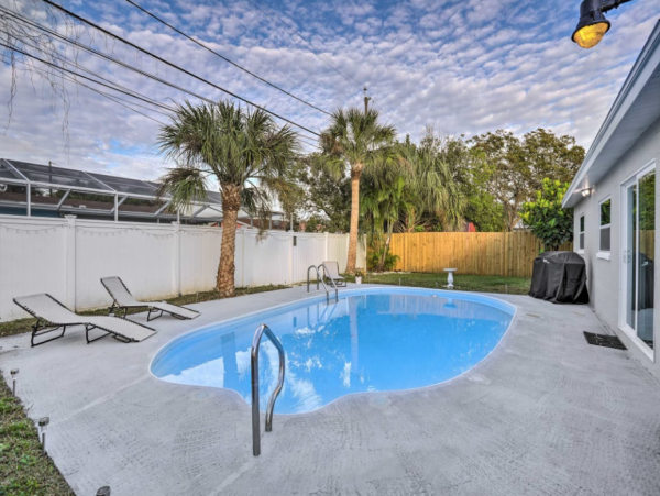 Modern Four Bedroom Vacation Home with Pool in Largo