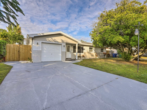 Modern Four Bedroom Vacation Home with Pool in Largo