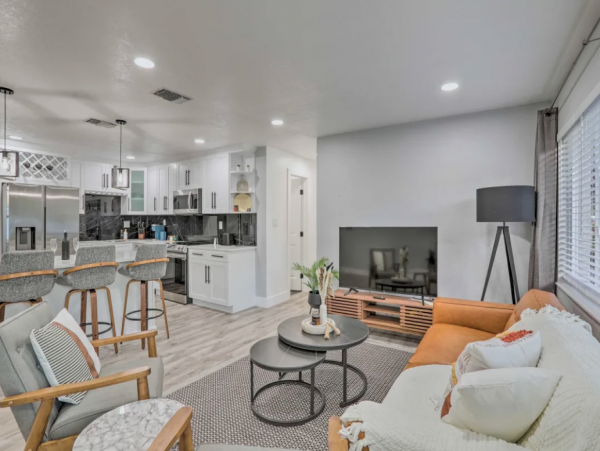 Modern Four Bedroom Vacation Home with Pool in Largo