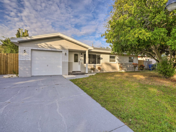 Modern Four Bedroom Vacation Home with Pool in Largo