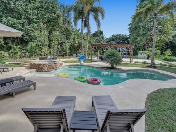 Pompano Beach Luxury Eight Bedroom Vacation Home