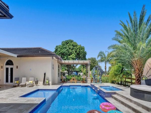 Luxury Vacation Rental with 8 Bedrooms & Mini Golf