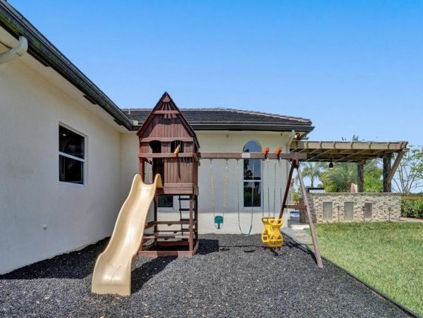 Luxury Vacation Rental with 8 Bedrooms & Mini Golf
