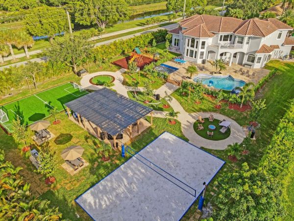 Unique Home in Plantation with Luxurious Amenities