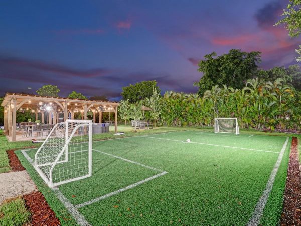 Unique Home in Plantation with Luxurious Amenities