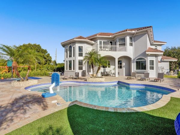 Unique Home in Plantation with Luxurious Amenities