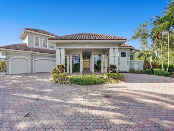 Unique Home in Plantation with Luxurious Amenities