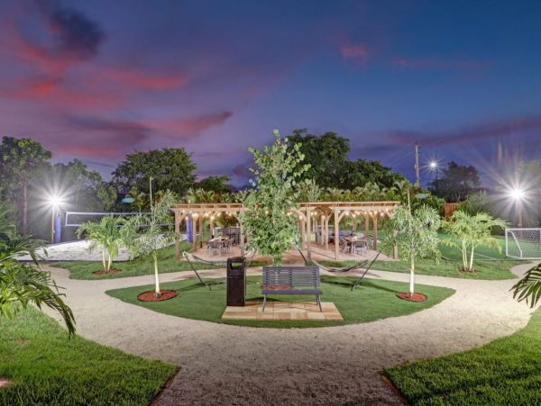 Unique Home in Plantation with Luxurious Amenities