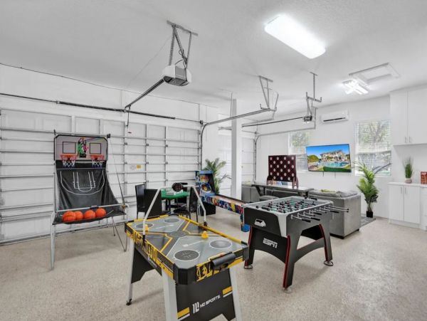 Unique Home in Plantation with Luxurious Amenities