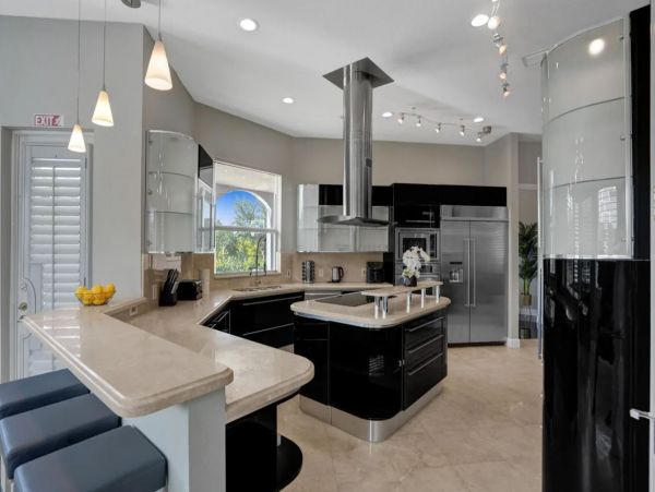 Unique Home in Plantation with Luxurious Amenities