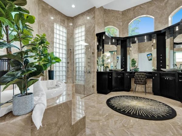 Unique Home in Plantation with Luxurious Amenities