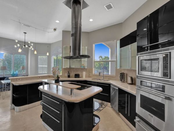 Unique Home in Plantation with Luxurious Amenities