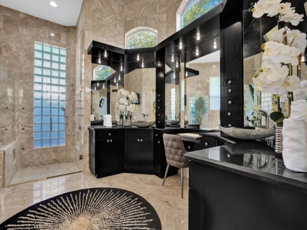 Unique Home in Plantation with Luxurious Amenities