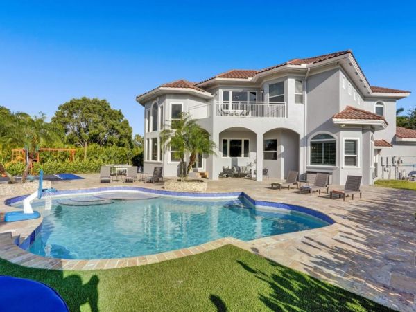 Unique Home in Plantation with Luxurious Amenities