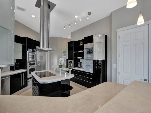 Unique Home in Plantation with Luxurious Amenities