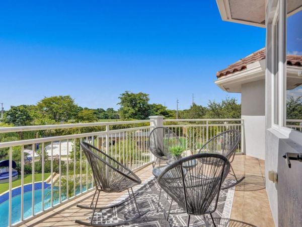Unique Home in Plantation with Luxurious Amenities