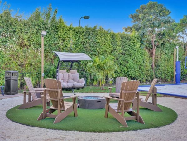 Unique Home in Plantation with Luxurious Amenities