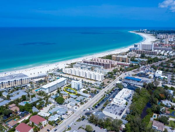 Two Bedroom Vacation Rental in Siesta Key Steps from Beach
