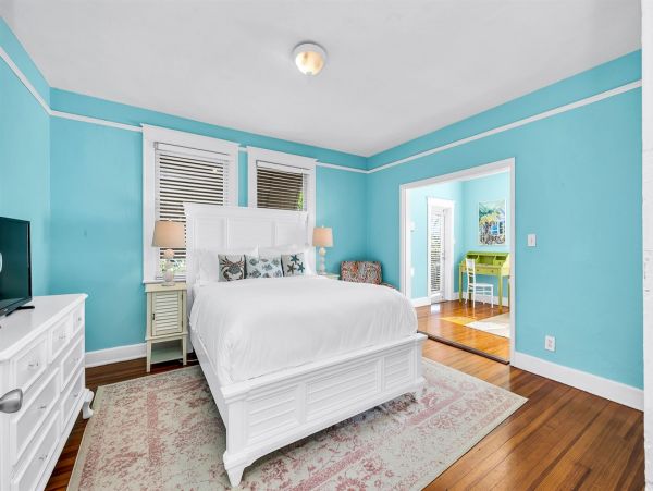 Palm Beach Charming 6 Bedroom Home with Guest House Sleeps 15