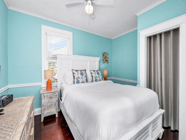 Palm Beach Charming 6 Bedroom Home with Guest House Sleeps 15