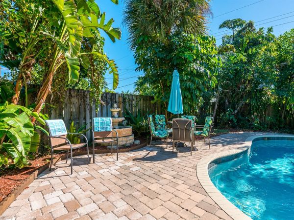 Palm Beach Charming 6 Bedroom Home with Guest House Sleeps 15
