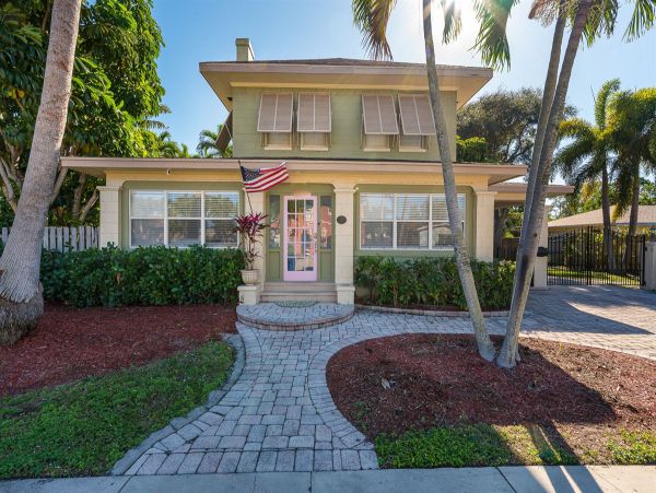 Palm Beach Charming 6 Bedroom Home with Guest House Sleeps 15
