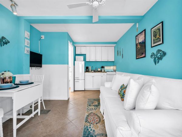 Palm Beach Charming 6 Bedroom Home with Guest House Sleeps 15